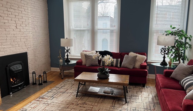 Charming 3-bedroom apartment with AC in lively St. Louis