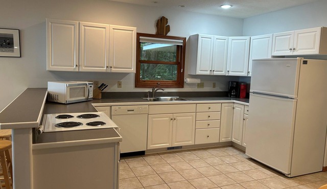 Charming 3-bedroom house with AC and WiFi and private access to Lake Michigan!