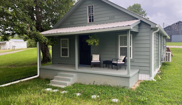 Charming 3-bedroom house with WiFi, AC just 2 miles from Dale Hallow lake