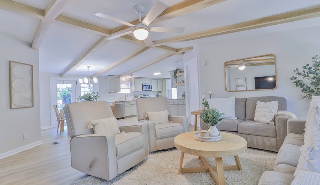 Charming 3-bedroom house near lake in Chapin