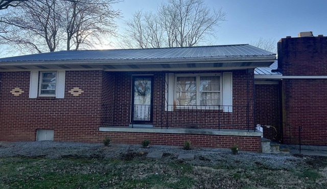 Charming 3-bedroom house in pleasant Marion with AC, country views, WiFi.