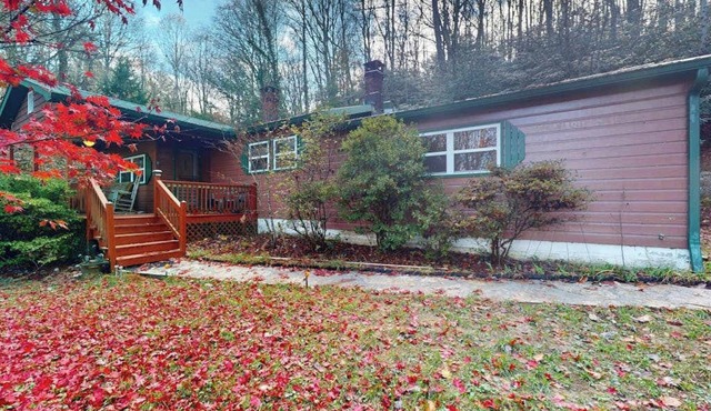 Charming 3BR home in Scaly Mountain with a full kitchen and high speed internet