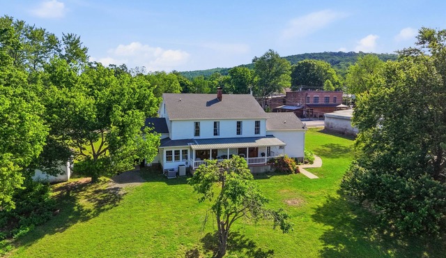 Charming 5-bedroom house in the heart of Leslie!