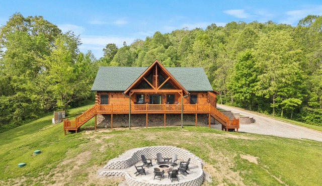 Charming 5-bedroom Cabin with Movie Theater, Hot Tub, and WiFi