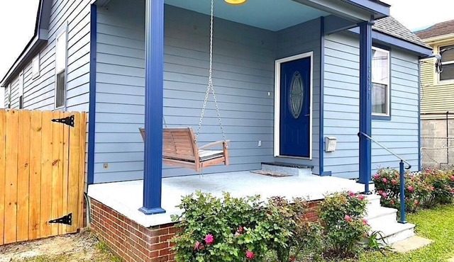 Charming Blue Retreat with home gym, EV hookups, king bed, and more