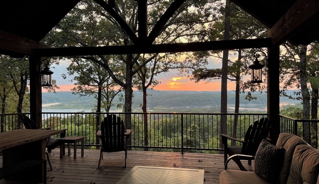 Charming cabin with amazing deck overlooking Lake Tenkiller