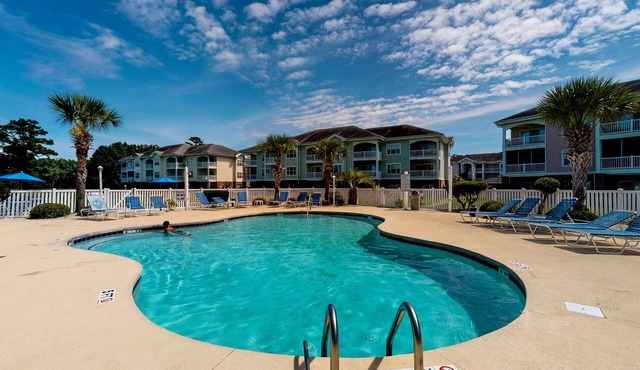 Charming condo with balcony, W/D, pool, close to beach & golf