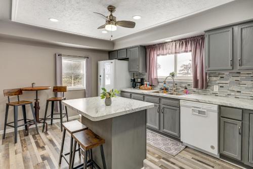 Charming Curtis House: Large Deck w/Lake View!