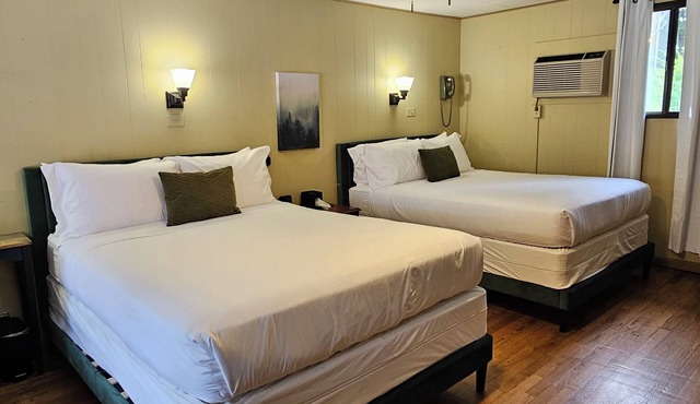 Charming Double Queen Room l Hotel Stay