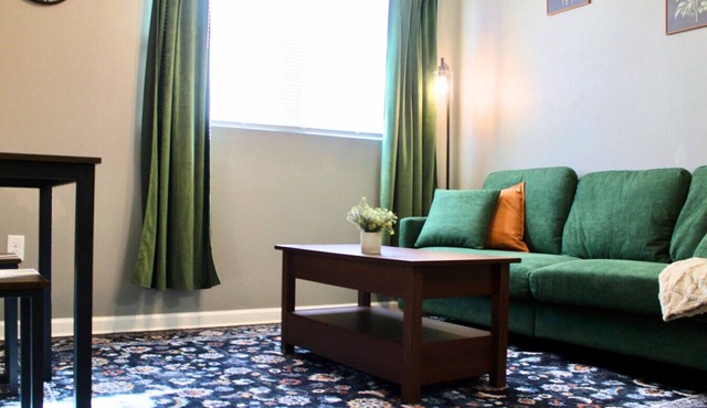 Charming Escape: Walk to Historic Sights & Shops
