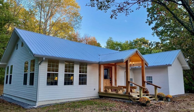 Charming Farmhouse Cottage Perfect for Family-Friendly Getaways in Signal Mountain, Chattanooga