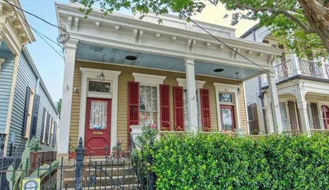 Charming Garden District Rental 1 block from the Streetcar
