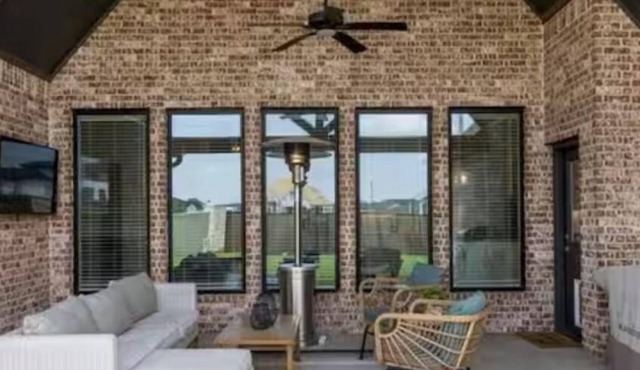 Charming house in brilliant Bixby for home like feel !