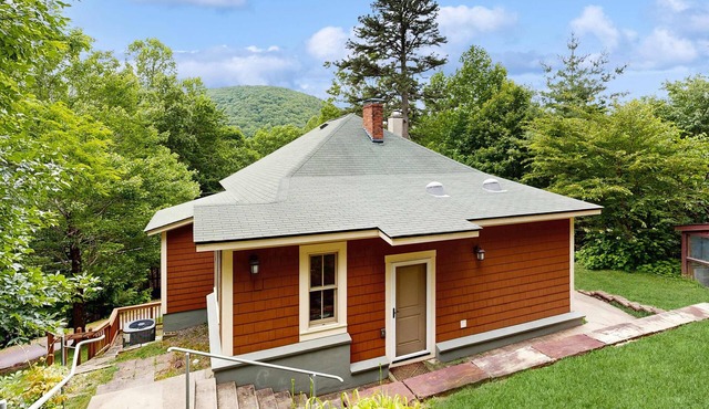 Charming house, mountain views, fireplace, trail access, cable TV, w/d, AC