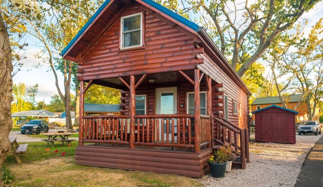 Charming Lakeview Cabin Near Geneva-On-The-Lake, The Perfect Getaway!