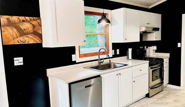 Charming Mountain cabin in Saluda with stunning views & modern amenities!