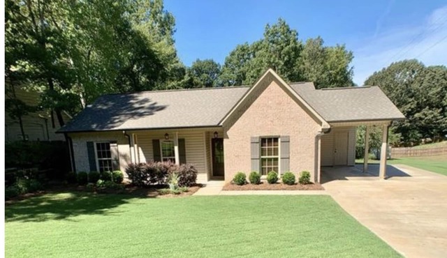Charming Pet Friendly retreat mins from campus