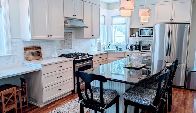 Charming Retreat Downtown Chelsea 4 bed 2 bath