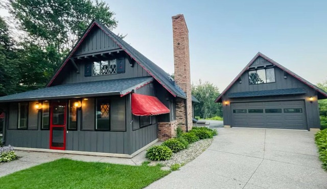 Charming River Chalet sits on Golf Course - 1 block from Waterfront Restaurant!