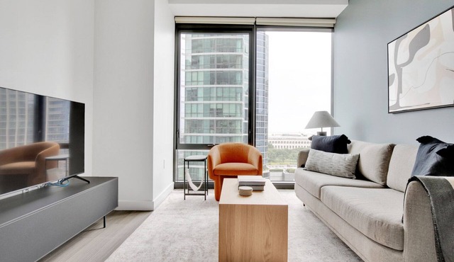 Charming South Loop 2BR w/Pool, Gym & Spa, nr Grant Park, by Blueground
