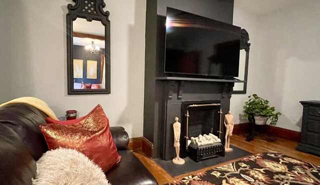 Charming & Spacious~ 4 Bedroom~ Downtown