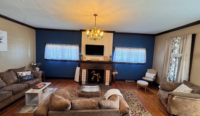 Charming Victorian at Lake Shelbyville ⋅ Sleeps 6 ⋅Sunroom ⋅ Fire Pit ⋅ Parking