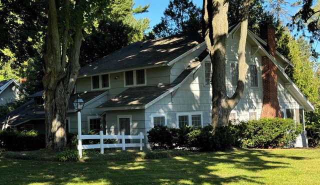 Charming Vintage Lakeside 4-bedroom Cottage
