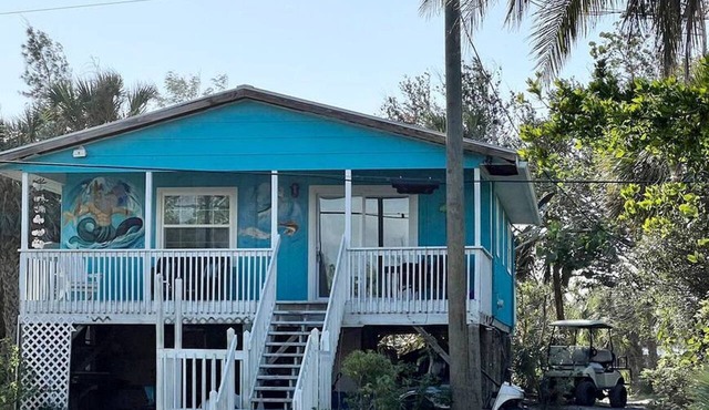 Charming Waterfront Cottage with Private Dock near Little Gasparilla Island, Florida