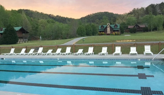 Chasing Butterflies Treehouse, Hot Tub, WIFI, As seen on Barnwood Builders!