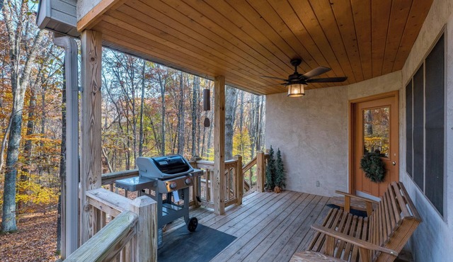 Cherry Ridge Retreat Luxury Cabin Whispering Pines, with hot tub and fireplace!