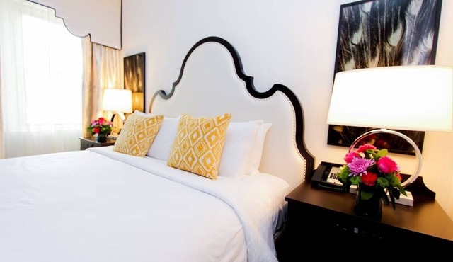 Chic Accommodation with Stunning Views, Just Moments from Cultural Gems