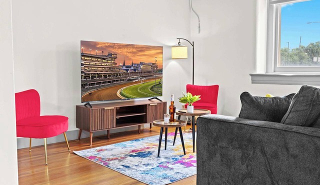 Chic & comfy unit in Louisville's Medical District