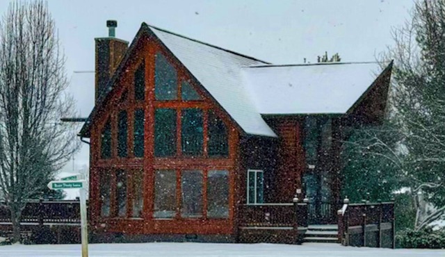 Chill Out in the NC Mtns 4BR/3BA Near Sparta W/Mtn Views, WiFi, & Gas F/P