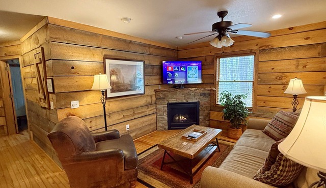 Chimney Mtn 4 - 2BR Dog Friendly Cabin with Hot tub and Fireplace Near Helen, GA