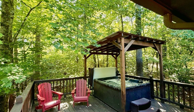 Chimney Mtn 5 - Dog Friendly Cabin with Covered Hot Tub and Fireplace Near Helen