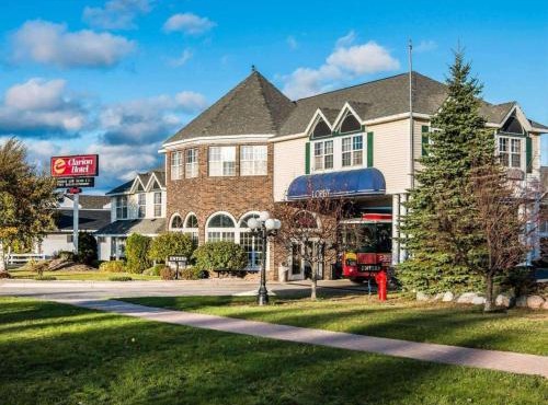 Clarion Hotel Mackinaw City Beachfront