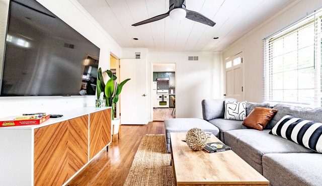 Clean and Comfy 3 Bedroom House (Sleeps 8)
