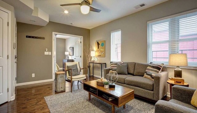 Clean & Bright 2BR near downtown