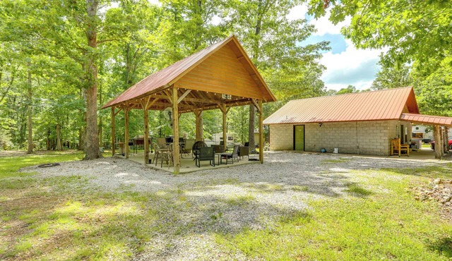 Close to Blanchard Caverns! Nature-centric Cabin