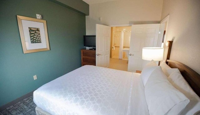 Close to BREC's Baton Rouge Zoo! W/Private Kitchen! Free Parking, Pool Onsite!