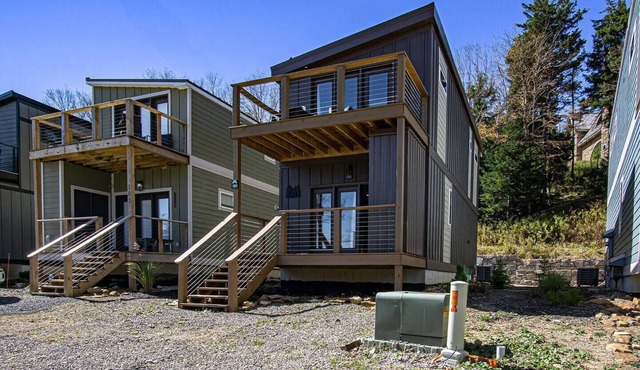 Coal Box: 3-bed, 3-bath house with hot tub in beautiful Sanctuary with ski out