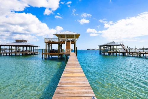 Coastal Cottage Retreat Pool, Boat Dock, & Minutes to Pirates Cove