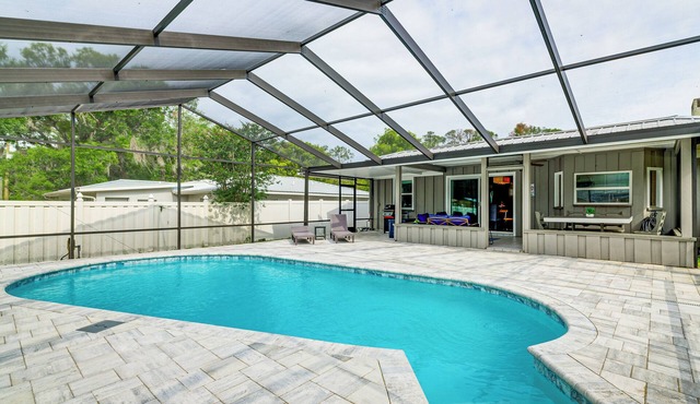 Coastal Group Getaway Near Three Sisters Springs