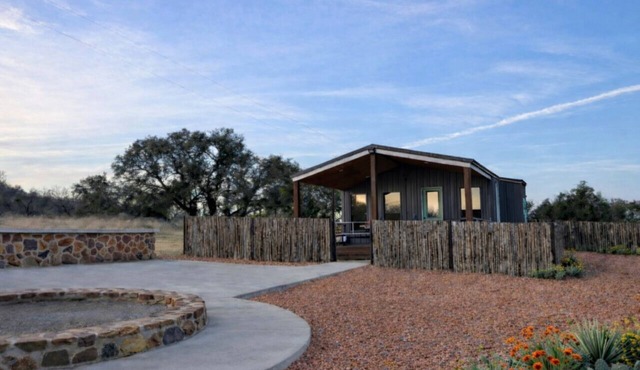 Comanche Ridge Getaway Cabin: Located at the Six Star Ranch!