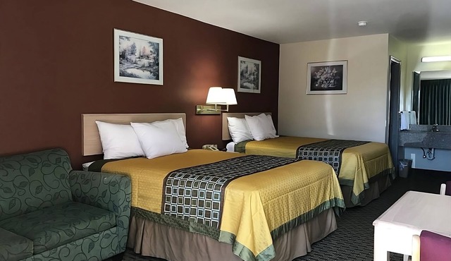 Comfort and Convenience! 4 Pet-friendly Units, Free Breakfast & Parking, Pool