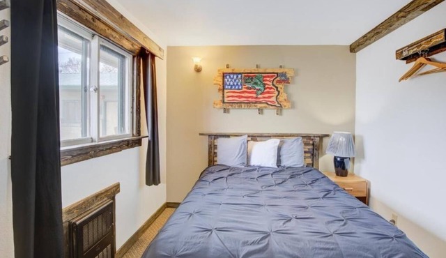 Comfortable 3-Room Budget Stay – Short Walk to Restaurants, w/Free Parking