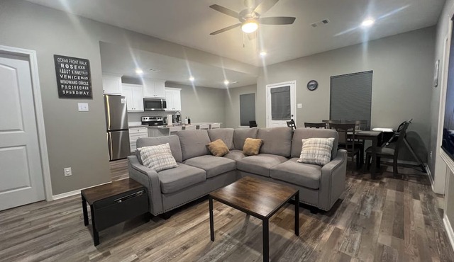 Comfortable & Cozy Private Bed New ConstructionnHouse w/Privacy Fence Backyard