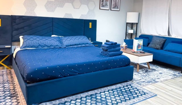 Comfy Luxe King Studio | FREE Parking & WIFI