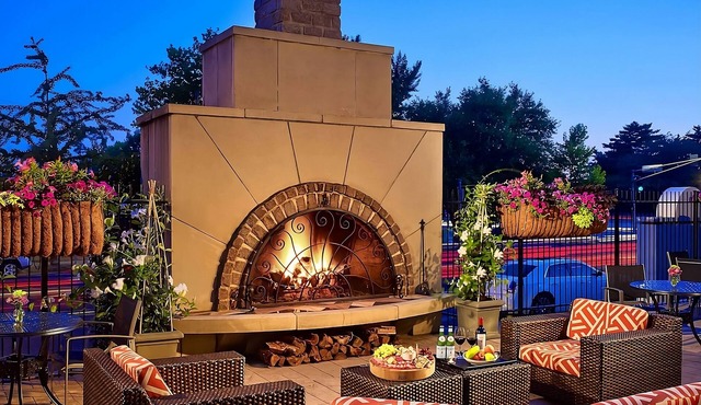 Contemporary Hotel in Central West End district! 3 Spacious Spaces Parking, Pool