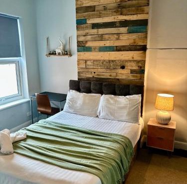 Contractor Accommodation Birmingham Large 6BR Free Parking in Birmingham